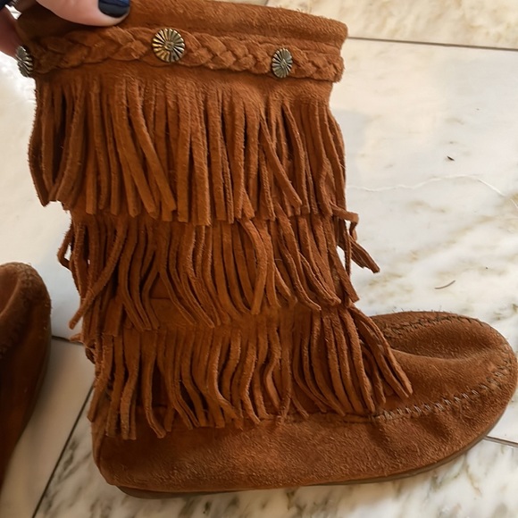 Minnetonka suede fringe boot. Excellent condition - Picture 6 of 12